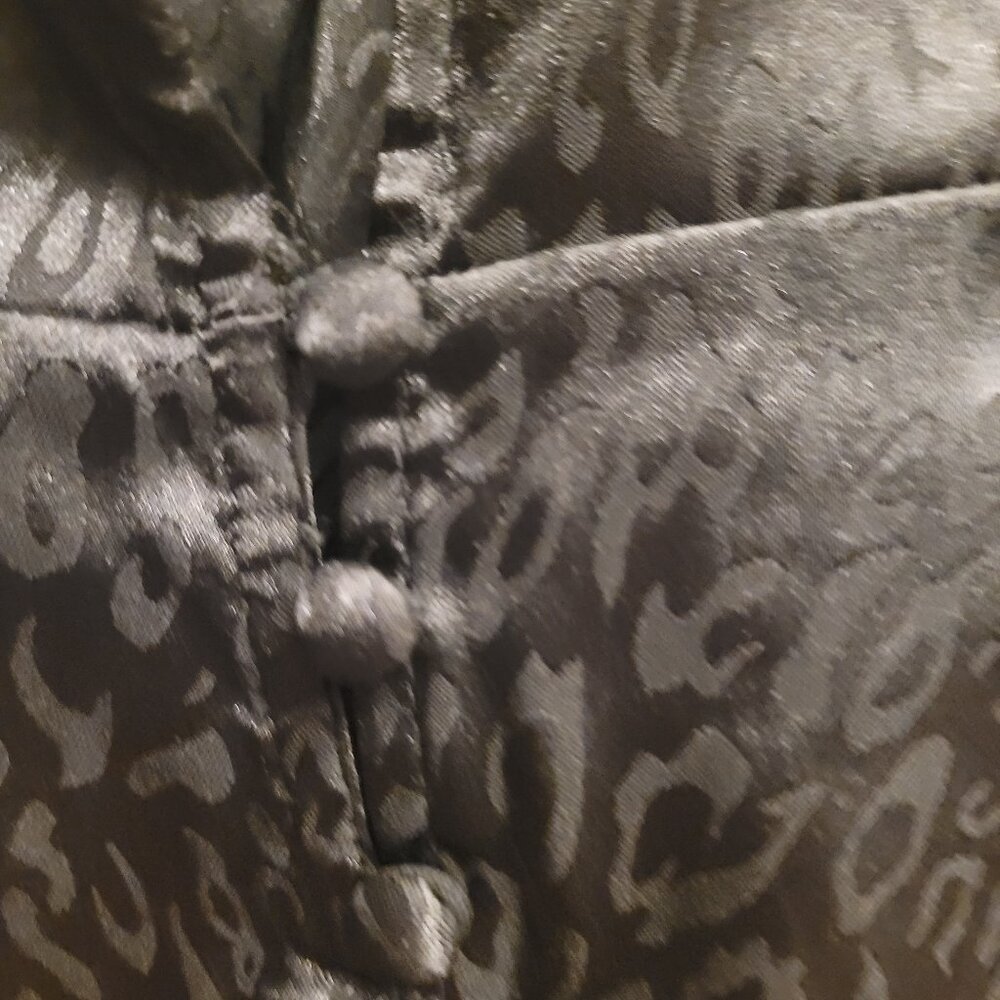 NWOT Lulus Skylar Rose Black Sleeveless Satin Leopard Peblum Blouse - Picture 4 of 7